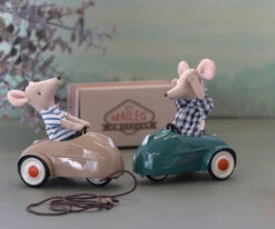 Maileg - Mouse Car, Light Brown -Maileg 11 3108 01 lifestyle 900x750 resize fill 17d49e18 e642 4736 a93e 8690066b2db3