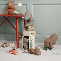 Maileg Mouse Car - Coral -Maileg 12 6320 1280x db6ffb7e acbf 4f38 8fb4 523c03dfb6fe